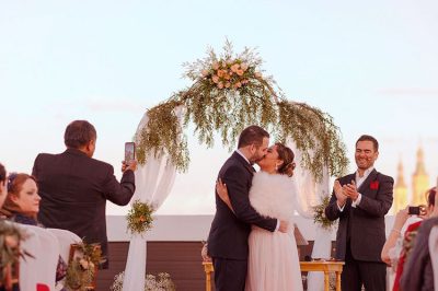 beso de los novios